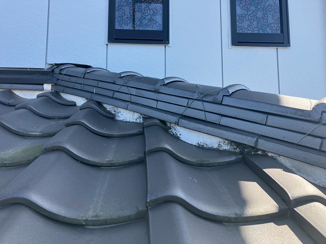 棟の下に詰められた漆喰